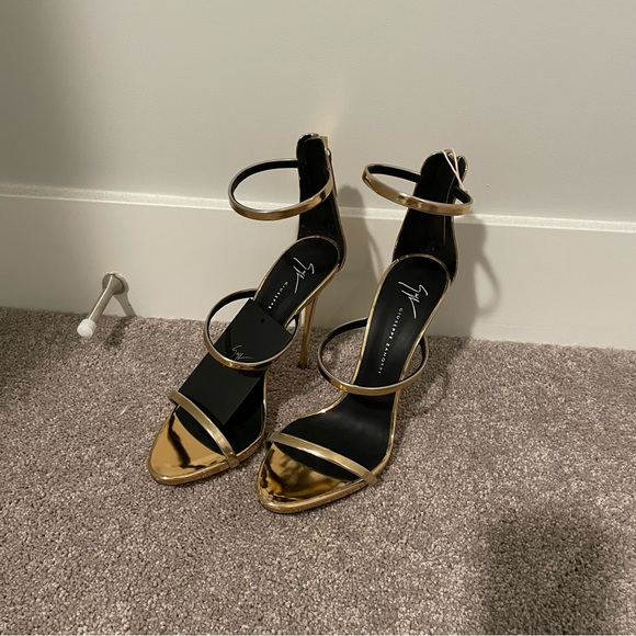 Gold Giuseppe Zanotti heels!! - Picture 2 of 8
